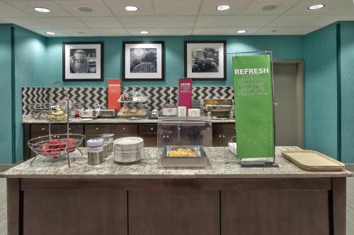 Hampton Inn & Suites Albuquerque Airport - image 3