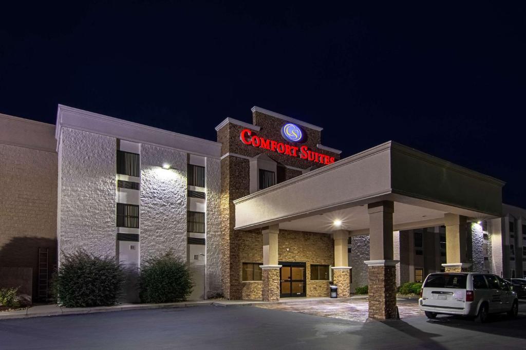 Comfort Suites Airport Alcoa - image 3