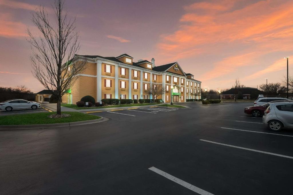 Quality Inn Alcoa - image 4