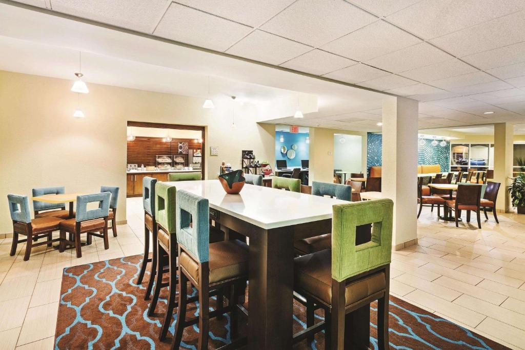 La Quinta by Wyndham Knoxville Airport - image 6