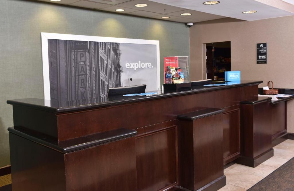 Hampton Inn & Suites Alexandria - image 3