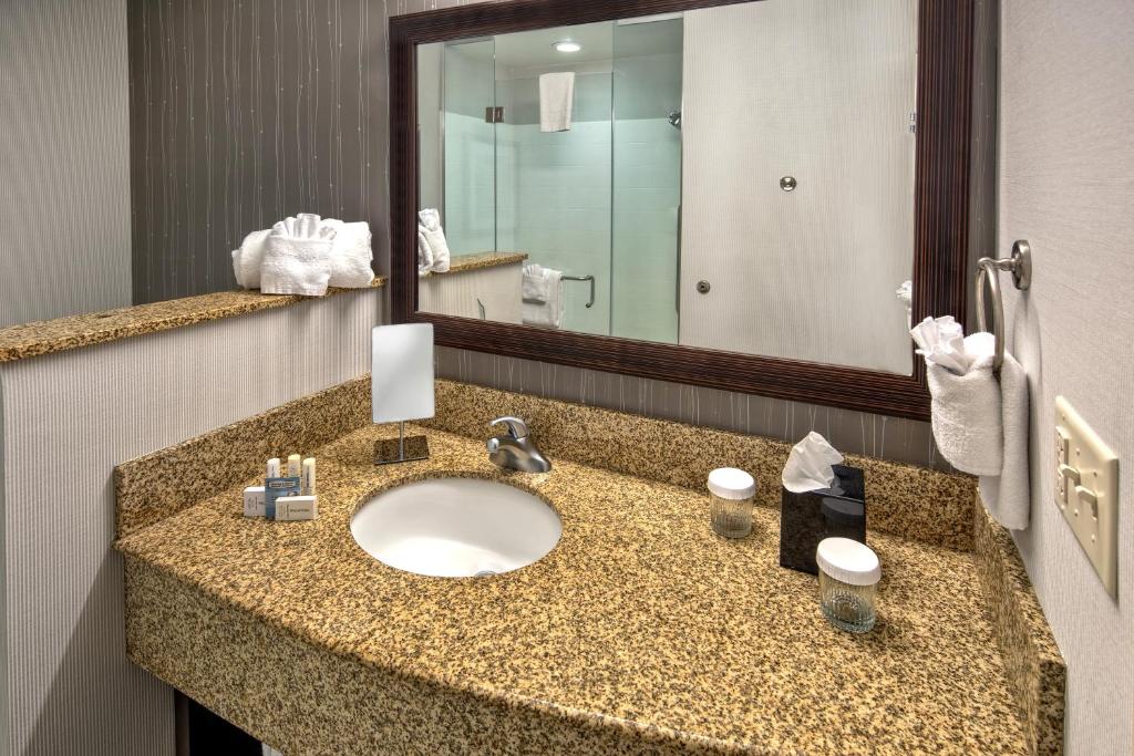 Courtyard by Marriott Alexandria - image 4