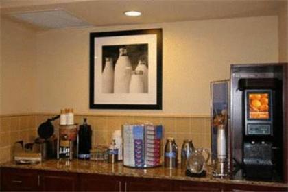 Hampton Inn and Suites Alexandria - image 15