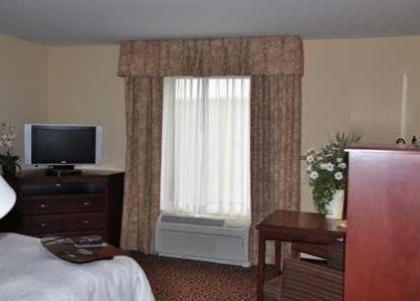 Hampton Inn and Suites Alexandria - image 2