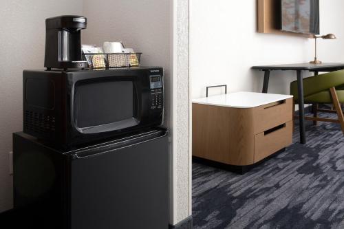 Fairfield Inn & Suites by Marriott Alexandria West/Mark Center - image 2