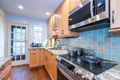 Spacious 4BR House near Old Town Alexandria - image 14