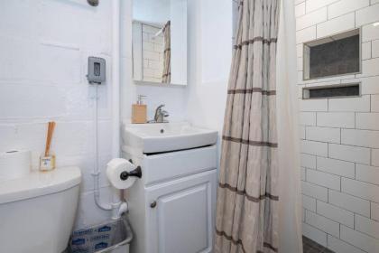 Spacious 4BR House near Old Town Alexandria - image 15