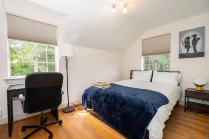 Spacious 4BR House near Old Town Alexandria - image 2