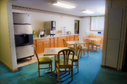 Econo Lodge - image 12