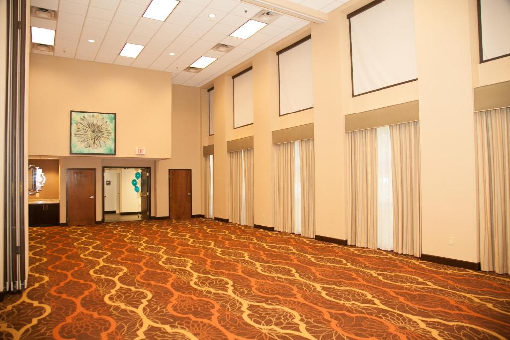 Hampton Inn & Suites Alpharetta-Windward - image 3