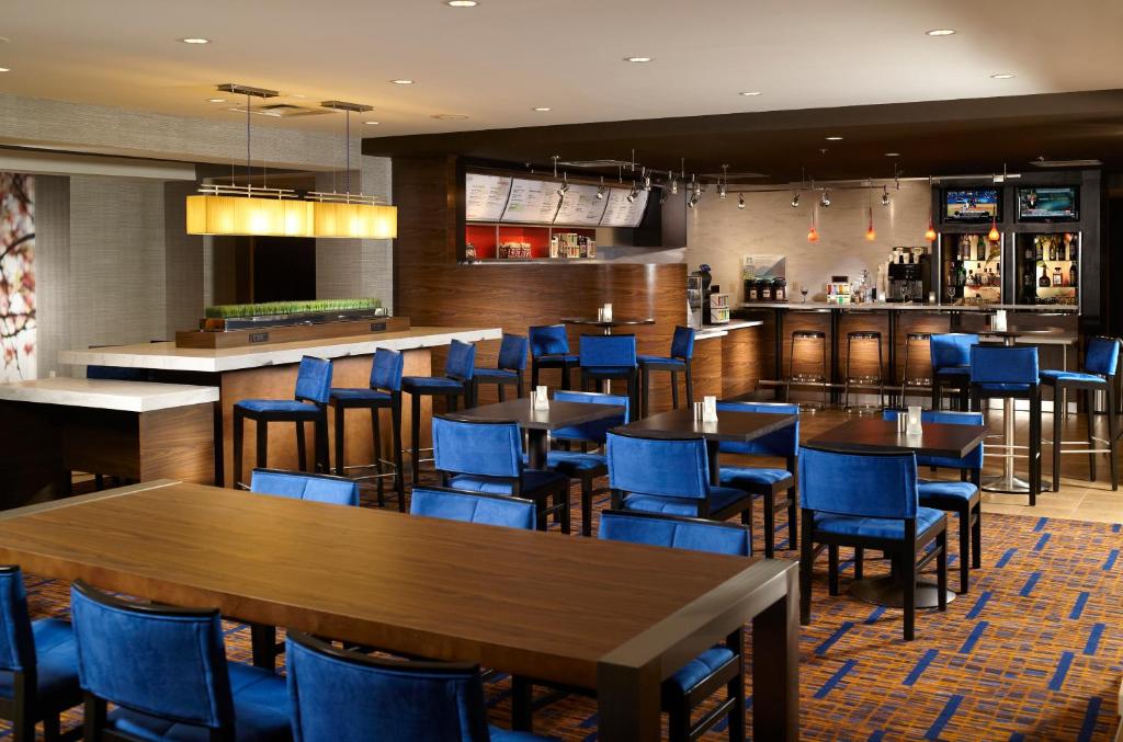 Courtyard by Marriott Atlanta Alpharetta - image 5