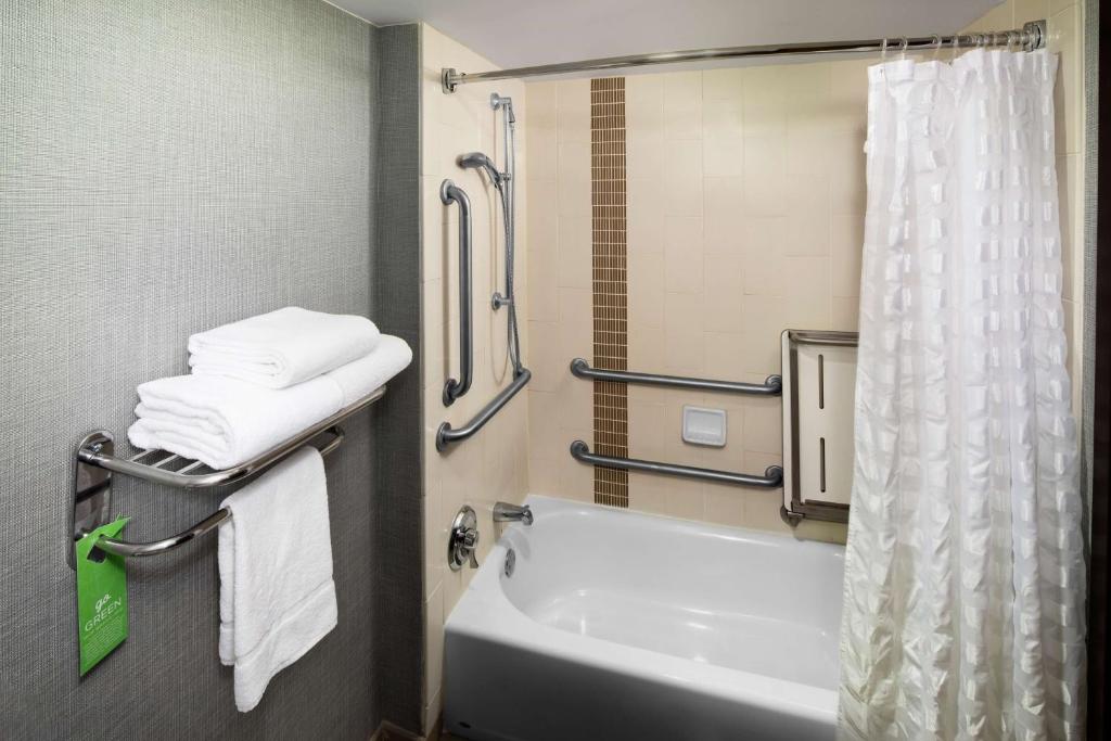 Hyatt Place Atlanta Alpharetta North Point Mall - image 4