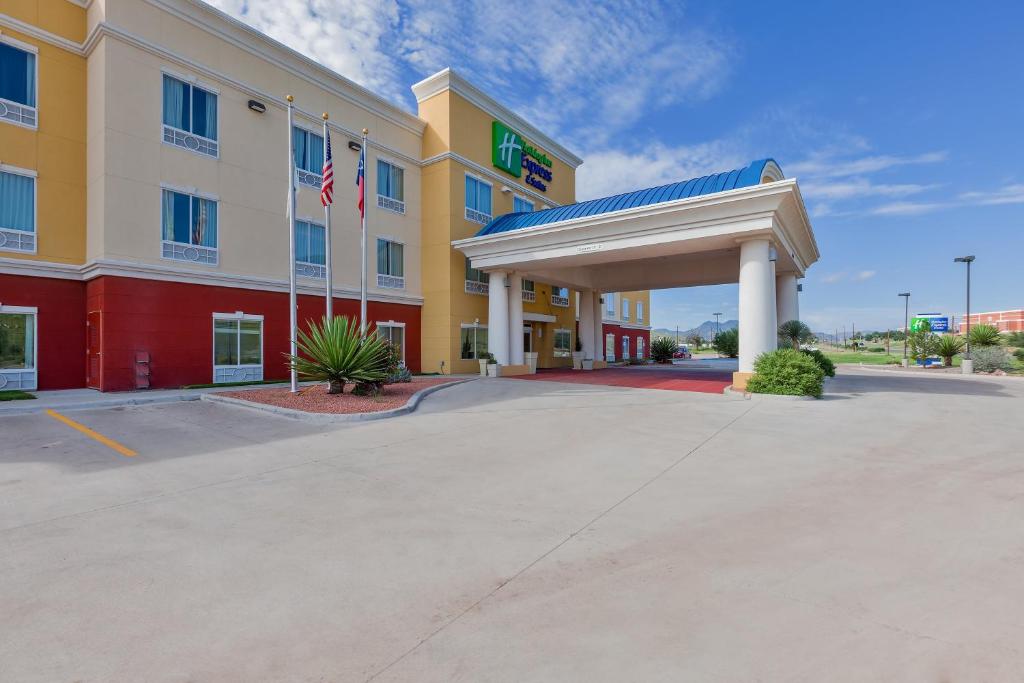 Holiday Inn Express and Suites Alpine an IHG Hotel - main image