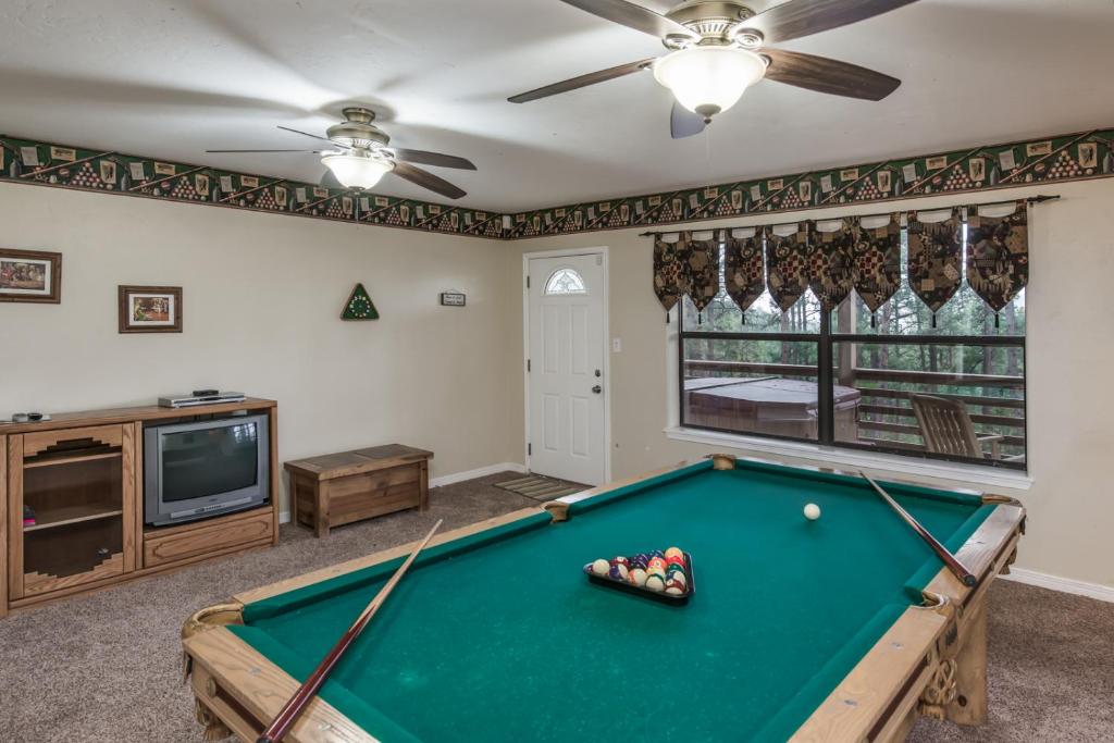 Alto Family Escape 4 Bedrooms Sleeps 8 Hot Tub Pool Table Games - image 4