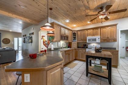 Little Creek Retreat 4 Bedrooms Hot Tub Pet Friendly Sleeps 10 - image 12