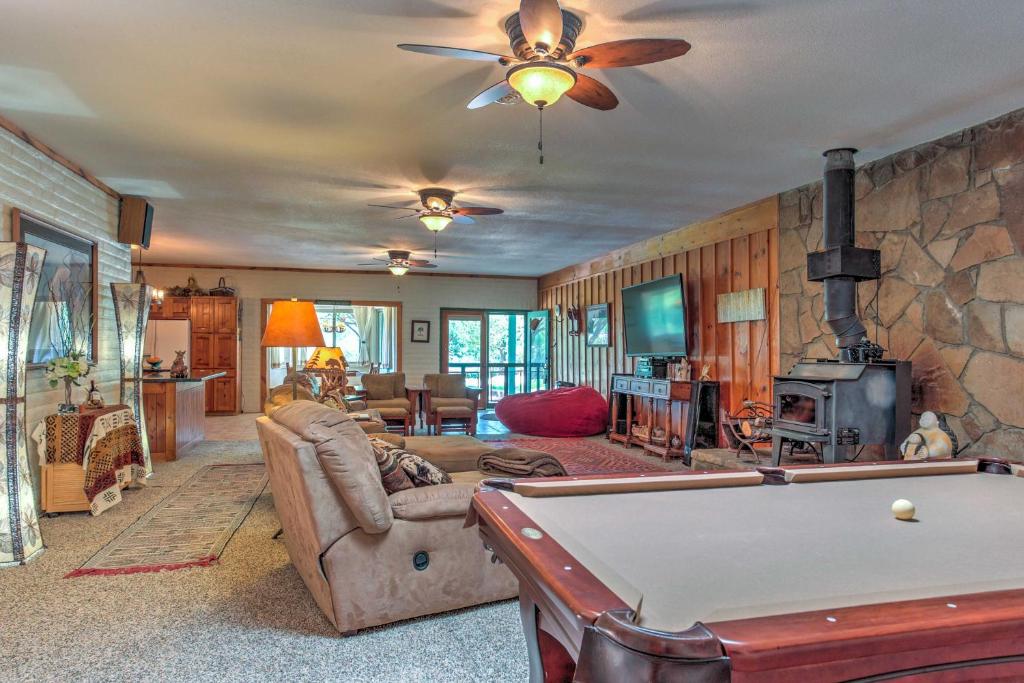 Spacious Alto House on 8 Private Acres with Hot Tub! - image 6