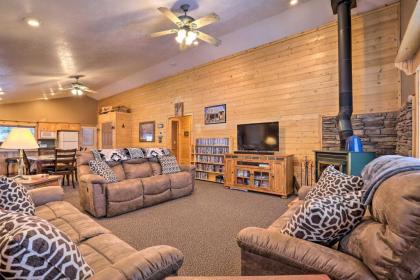 Bright and Cozy Duck Creek Cabin By Top Attractions! - image 11