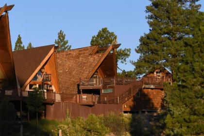 Eclectic Chalet Between Bryce and Zion with Mtn Views!