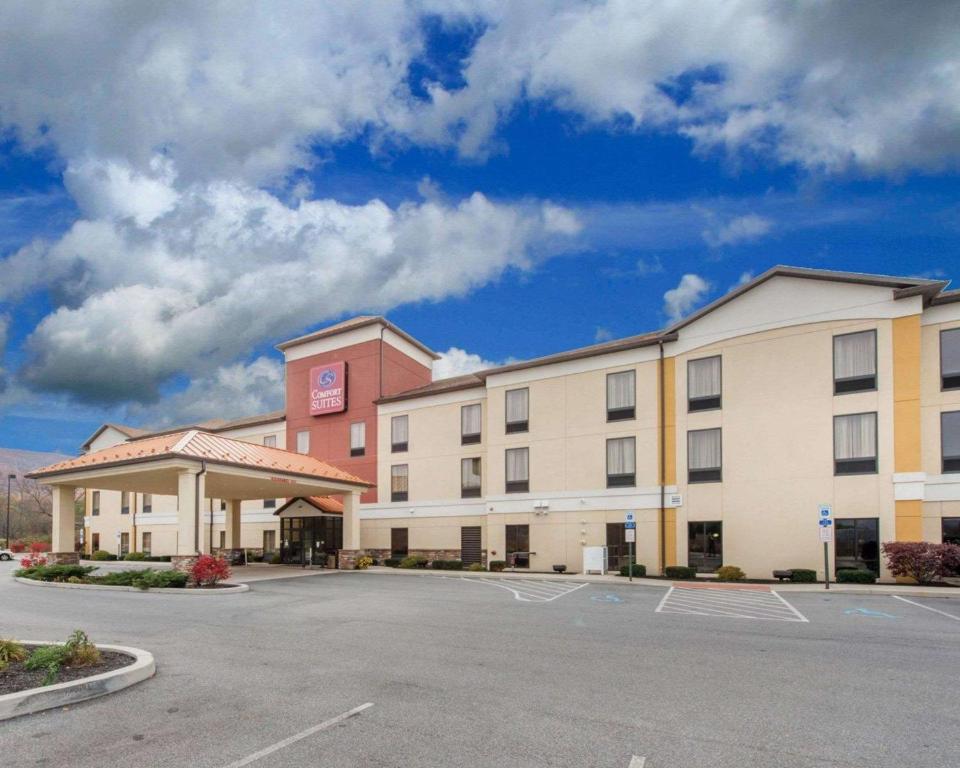 Comfort Suites Altoona - main image