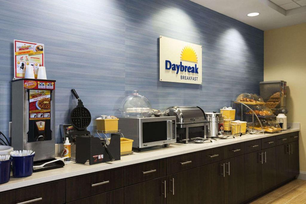 Days Inn & Suites by Wyndham Altoona - image 3