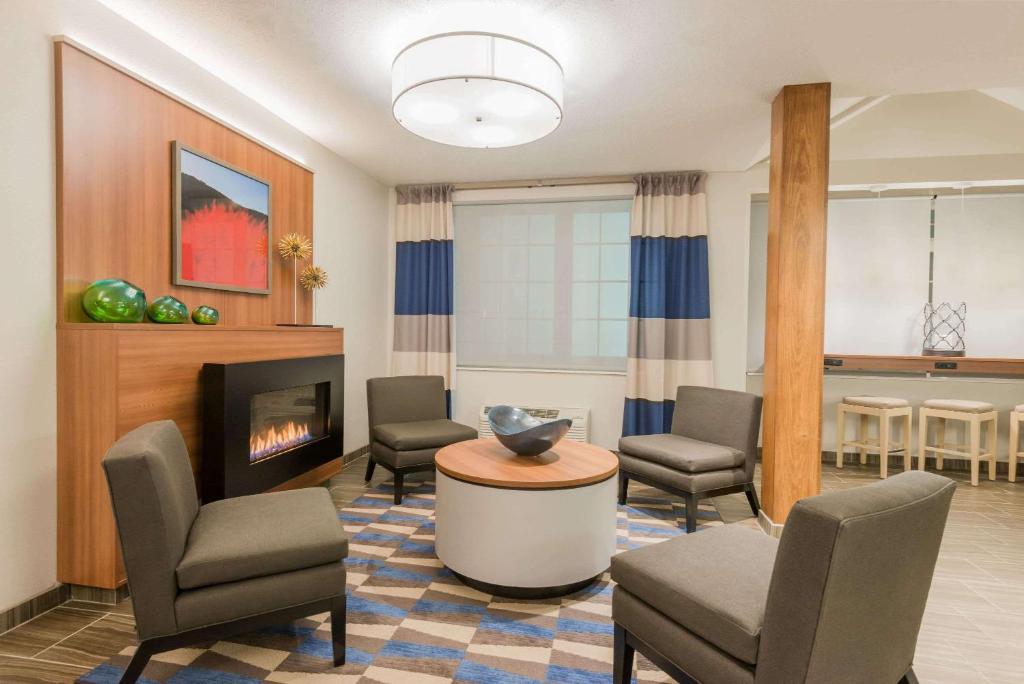 Microtel Inn & Suites by Wyndham Altoona - image 3