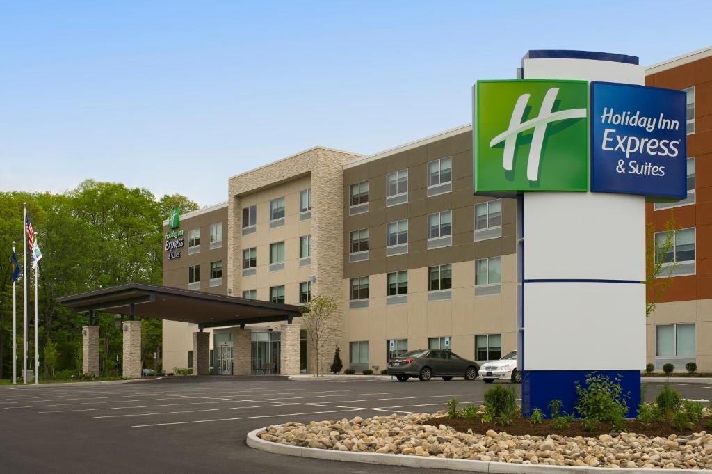 Holiday Inn Express & Suites by IHG Altoona an IHG Hotel - main image