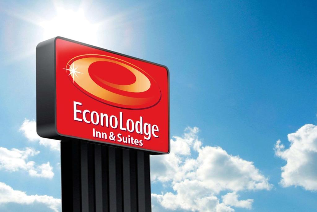 Econo Lodge Inn & Suites - main image