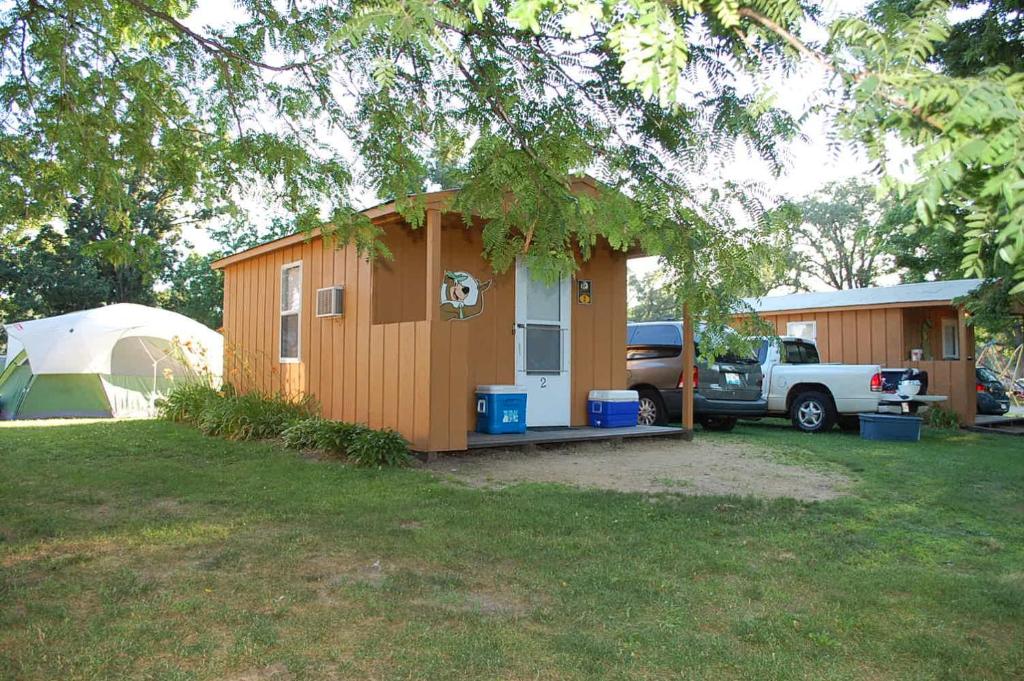 O'Connell's Yogi Bear Studio Cabin 1 - image 2