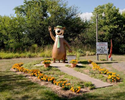 O'Connell's Yogi Bear RV Deluxe Park Model 38 - image 10