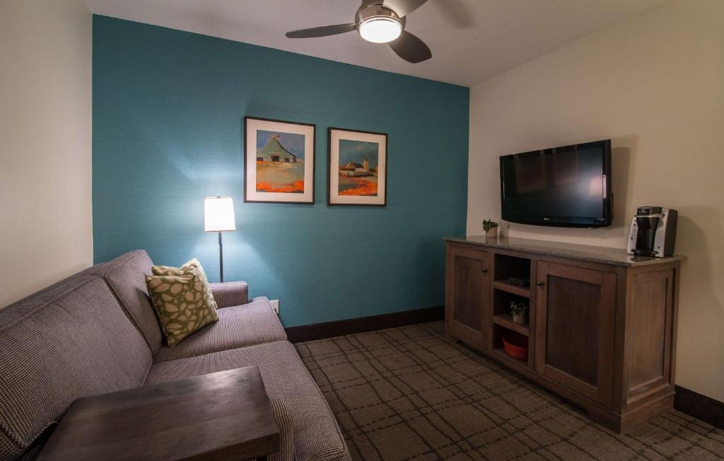 Best Western Plus University Park Inn & Suites - image 7