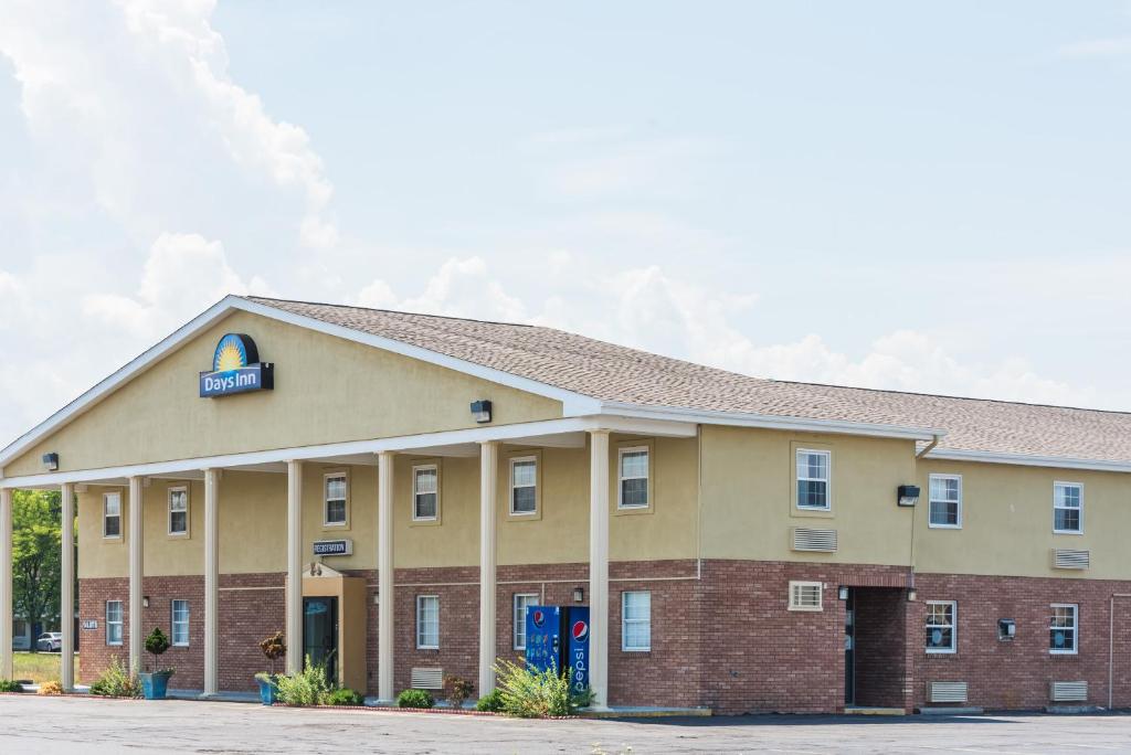 Days Inn by Wyndham Amherst - image 2