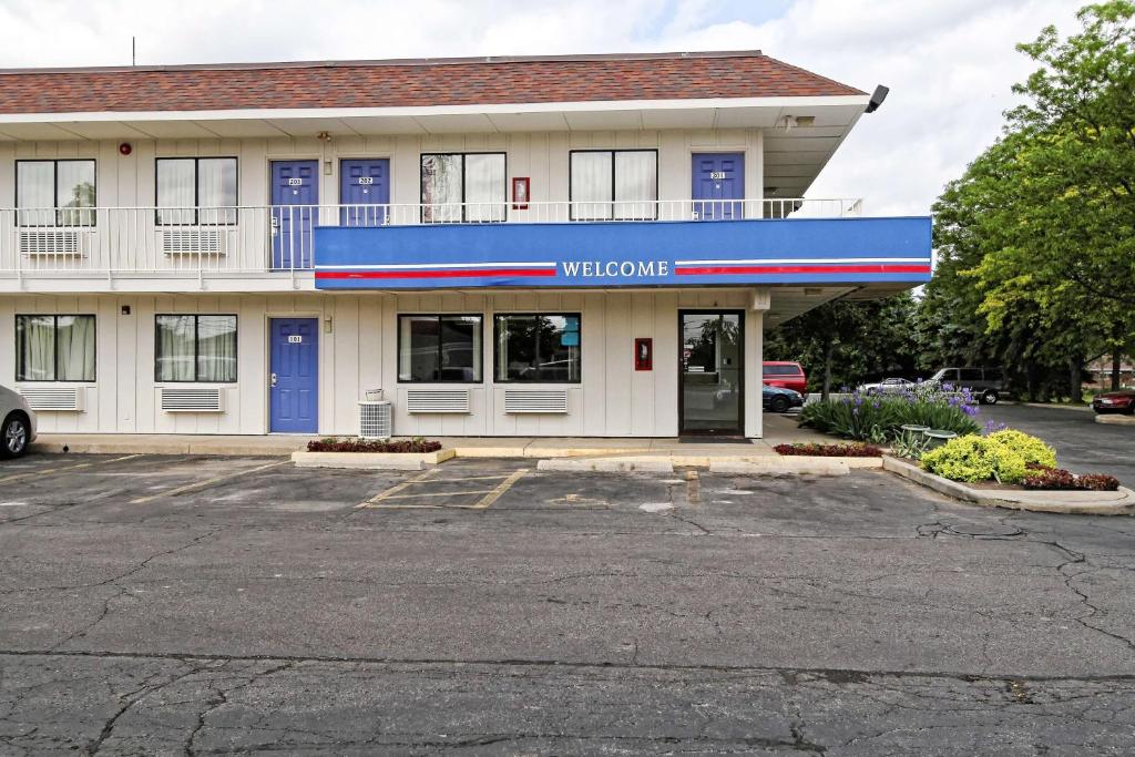 Motel 6-Amherst OH - Cleveland West - Lorain - image 2