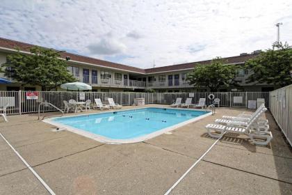 Motel 6-Amherst OH - Cleveland West - Lorain - image 9