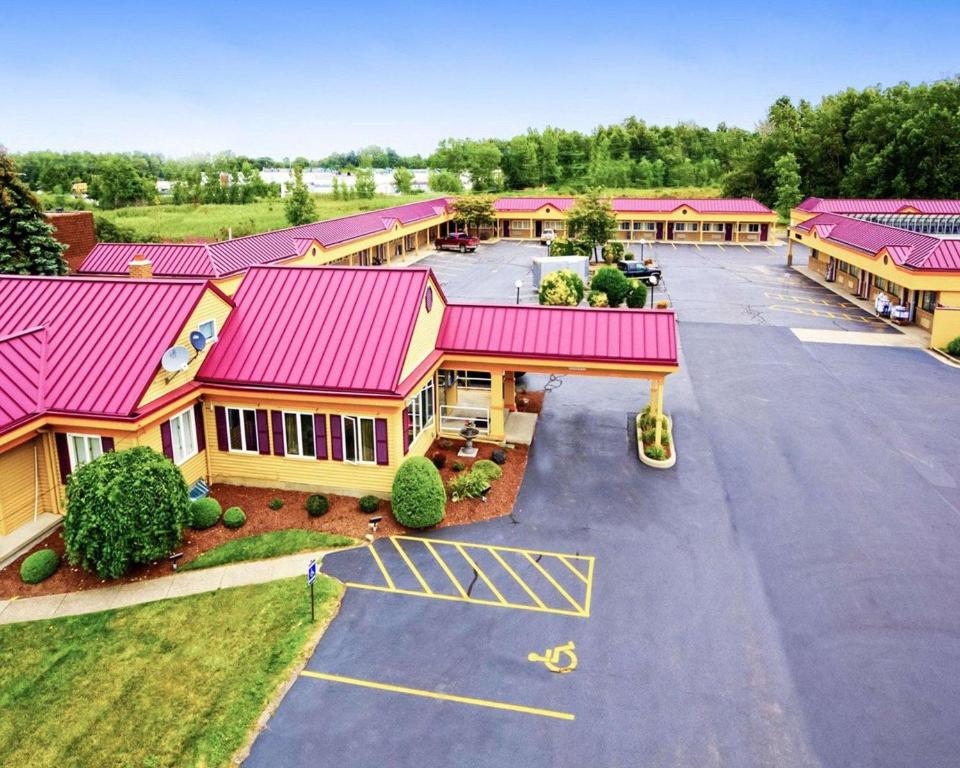 Amherst Inn & Suites - main image