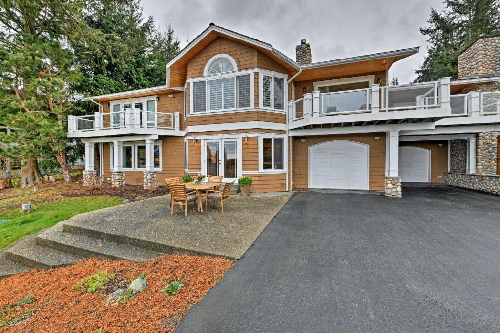 Airy Home Near Anacortes with San Juan de Fuca Views - main image