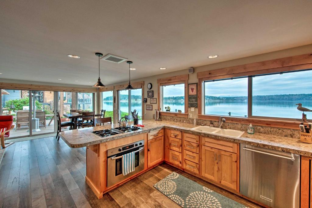 Similk Bay Retreat with Deck Fire Pit and Hot Tub! - image 6