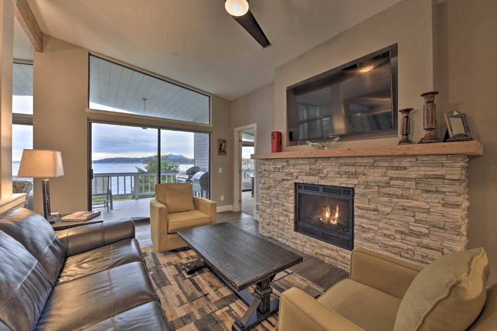 Bayfront Home - Take Ferry to the San Juan Islands - main image