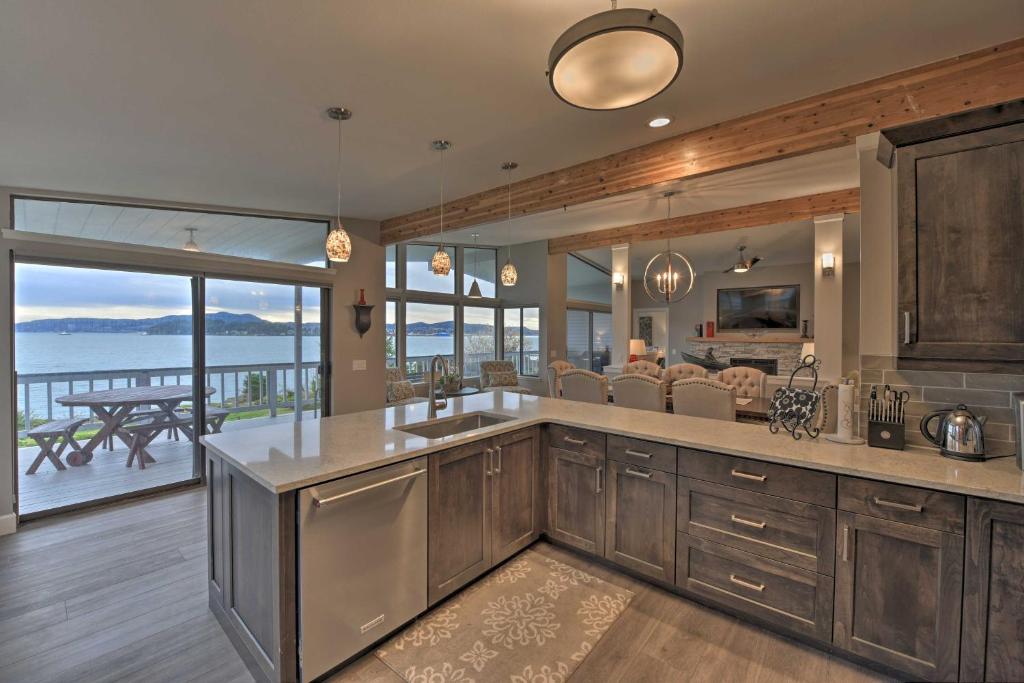 Bayfront Home - Take Ferry to the San Juan Islands - image 6