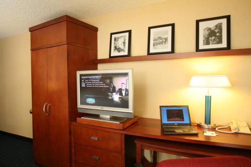 Courtyard by Marriott Anchorage Airport - image 2