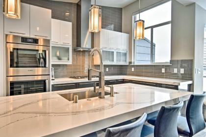 Modern Anchorage Townhome - By Delaney Park Strip! - image 17