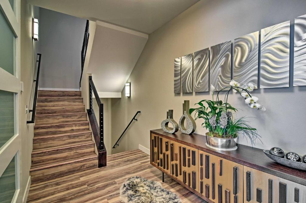 Modern Anchorage Townhome - By Delaney Park Strip! - image 4