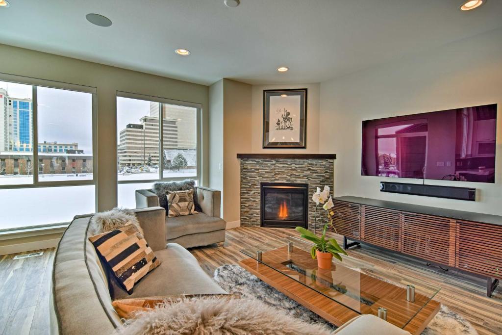 Modern Anchorage Townhome - By Delaney Park Strip! - image 6