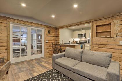 Rustic Anchorage Hideaway minutes from trails