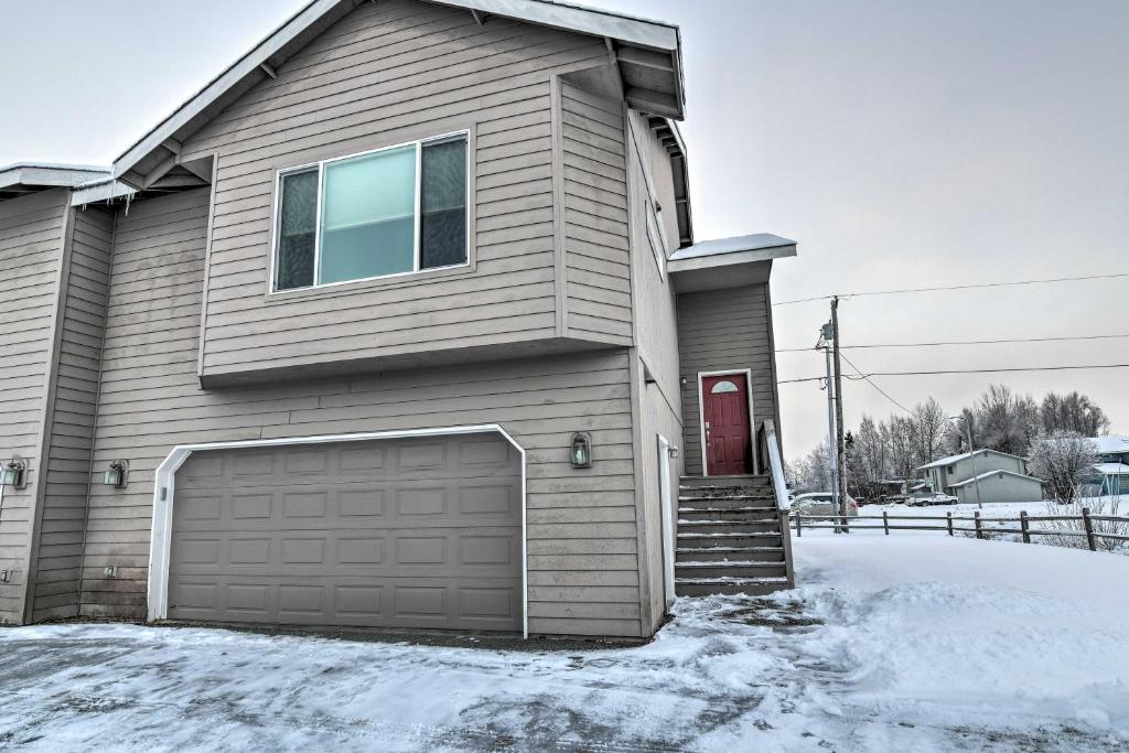 Cozy Anchorage Townhome Walk to Jewel Lake! - image 2