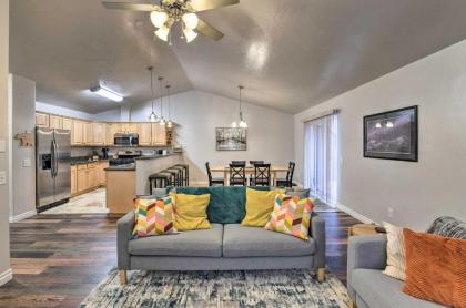 Cozy Anchorage Townhome Walk to Jewel Lake! - image 3