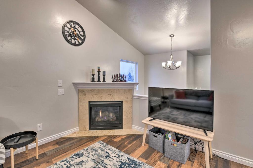 Cozy Anchorage Townhome Walk to Jewel Lake! - image 6