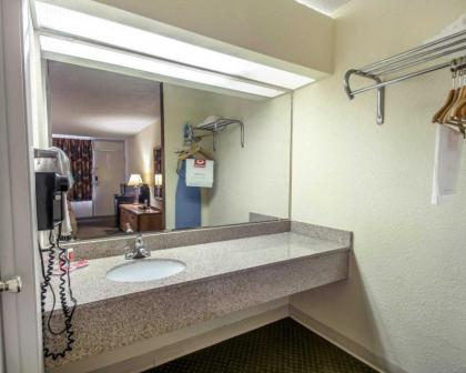 Econo Lodge Andalusia - image 9