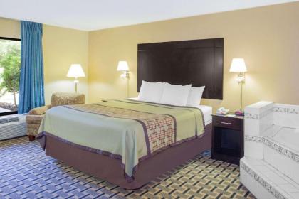 Days Inn by Wyndham Andalusia - image 6