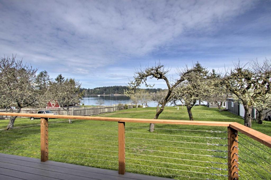 Waterfront Anderson Island Home with Kayaks - image 2