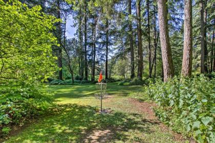 Anderson Island Home with Yard and Hot Tub by Beaches! - image 10